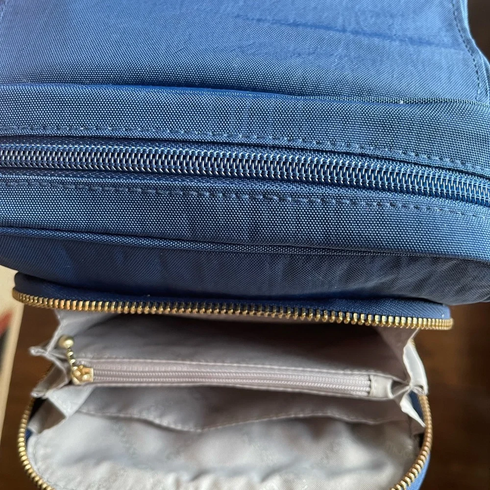 Baggallini crossbody blue color. Pockets with zippers and secure turn latch. - Picture 9 of 12